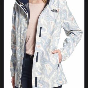 NWT North Face Resolve parka in topo print